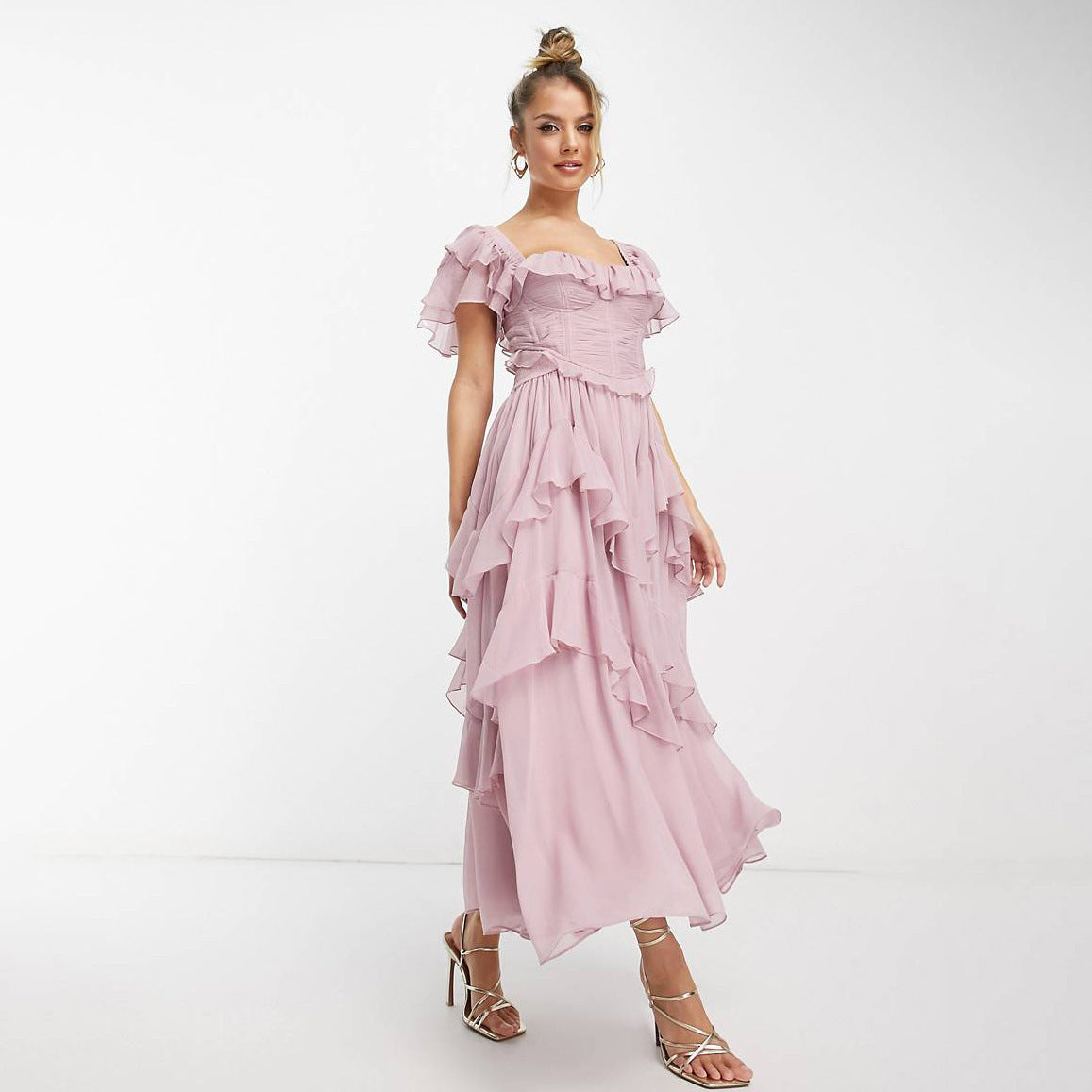 Robe longue élégante à encolure carrée et volants raffinés