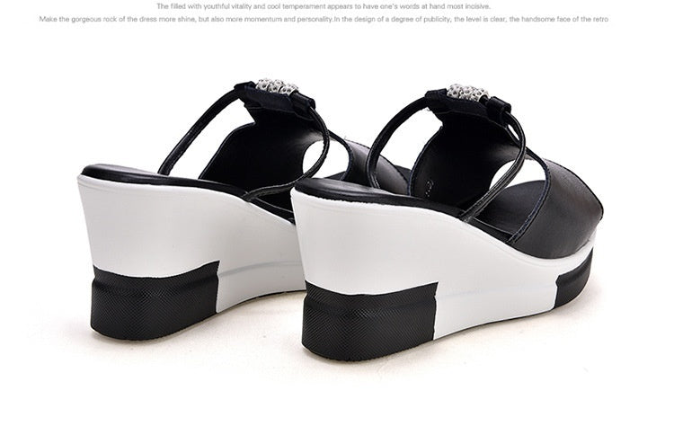 Confort et élégance avec des slippers ornés de strass