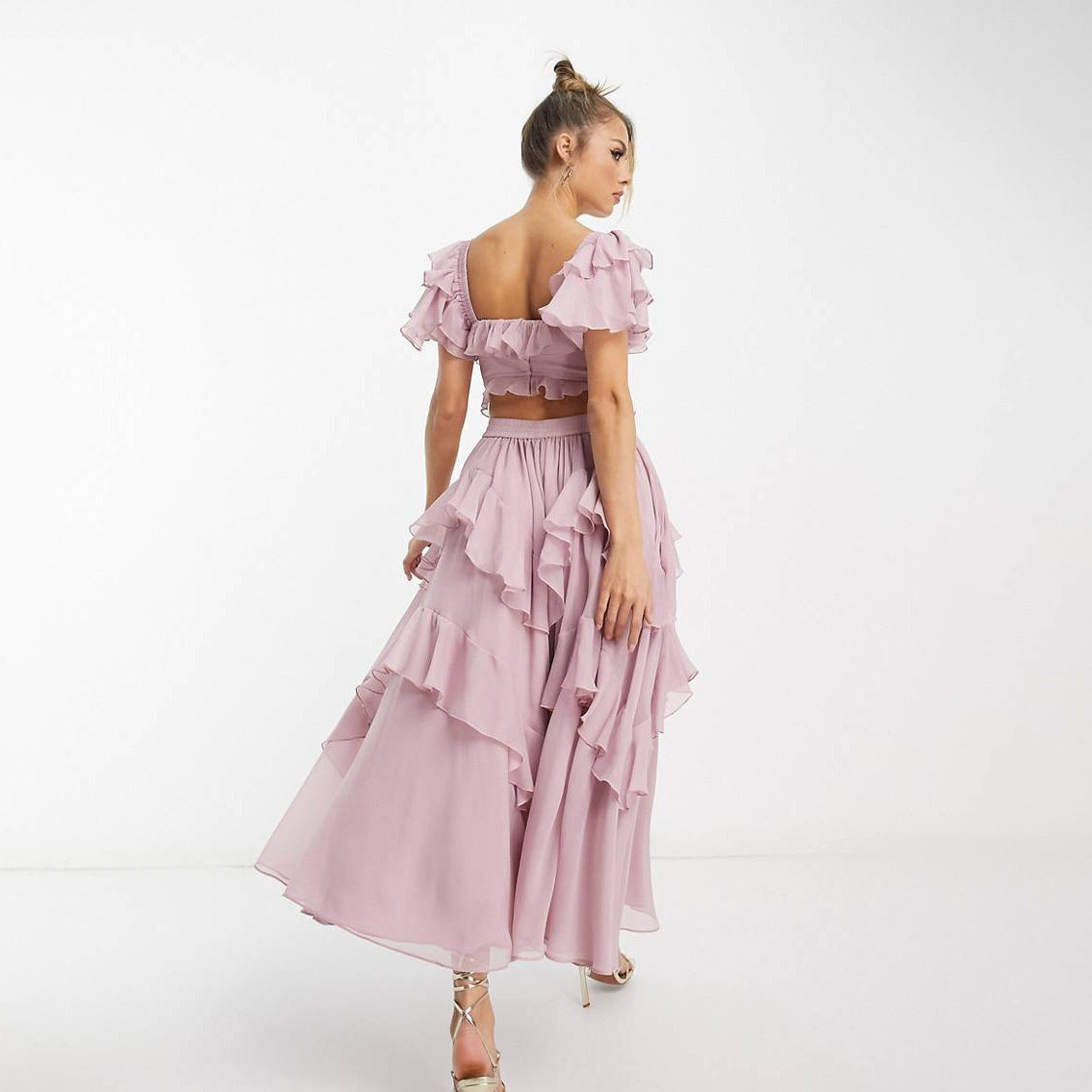 Robe longue élégante à encolure carrée et volants raffinés