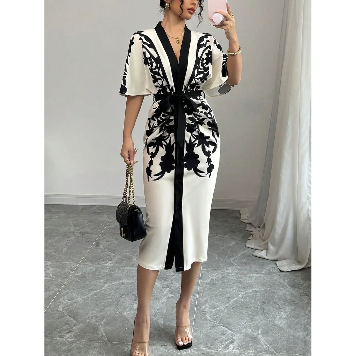 Robe élégante à motifs floraux avec ceinture