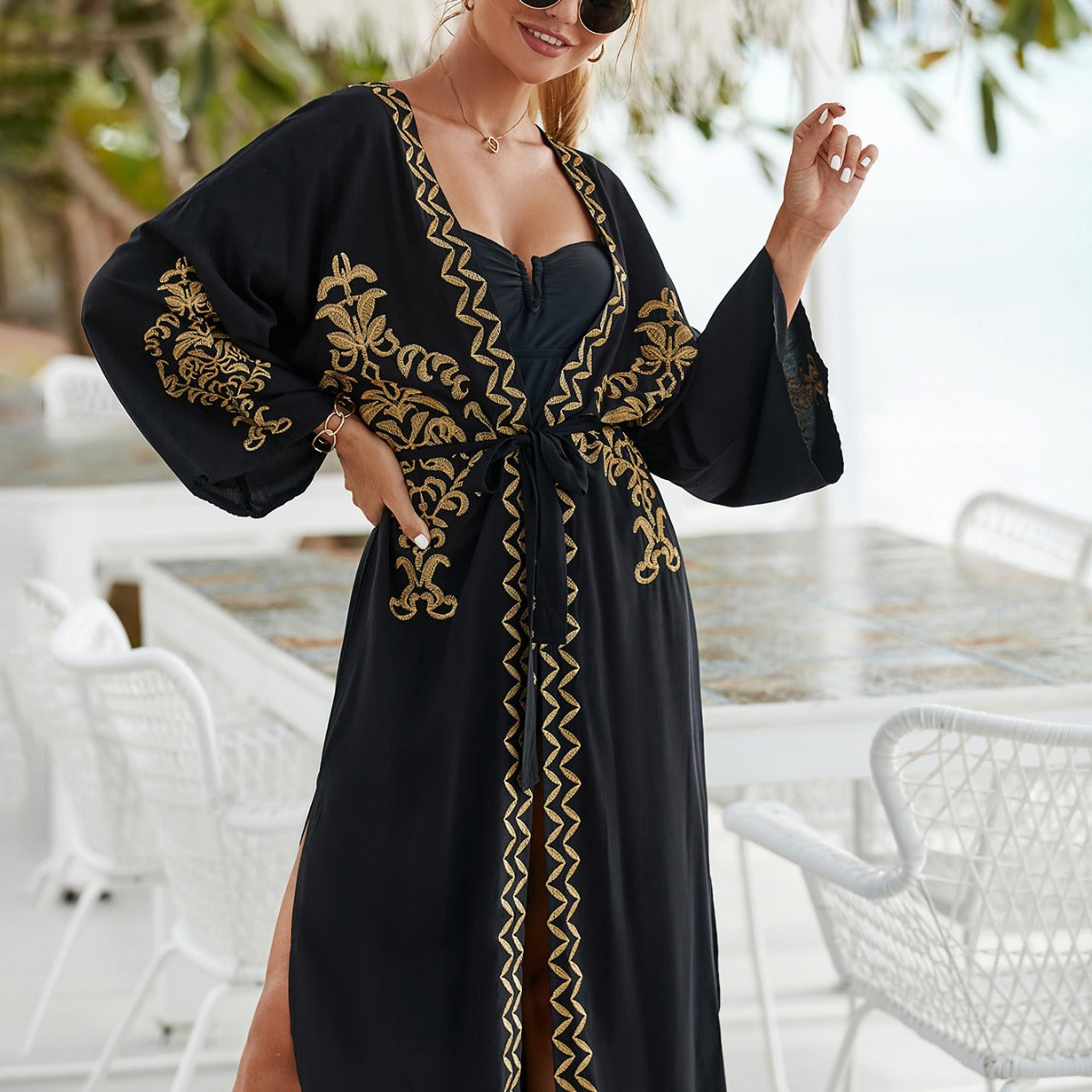 Kimono de plage élégant avec broderies raffinées