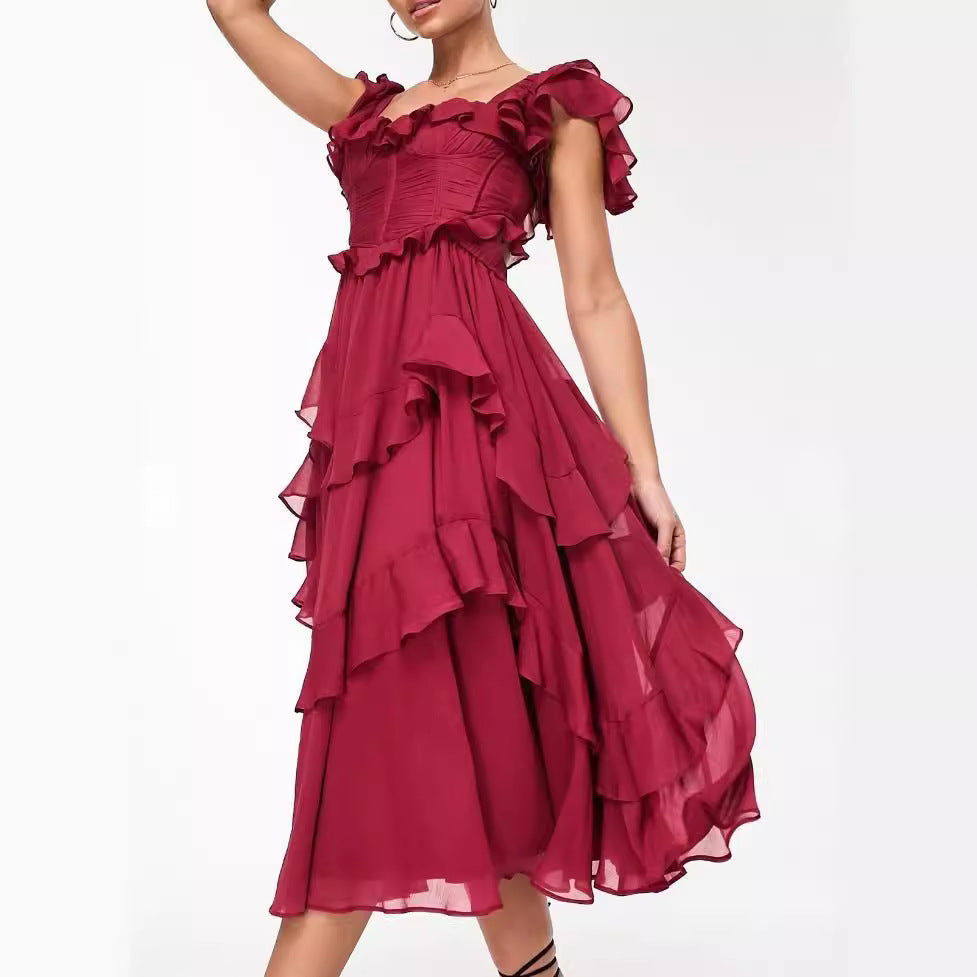 Robe longue élégante à encolure carrée et volants raffinés