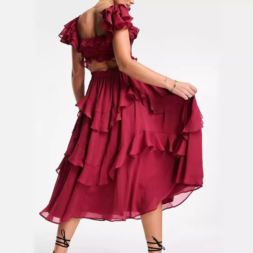 Robe longue élégante à encolure carrée et volants raffinés