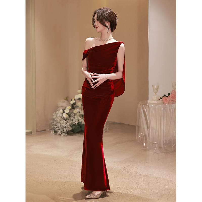 Robe en Velours à Épaule Dénudée – Élégance Décontractée
