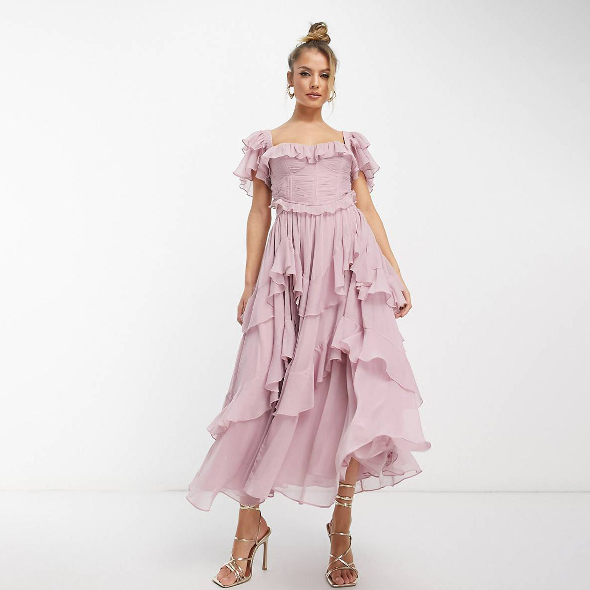 Robe longue élégante à encolure carrée et volants raffinés