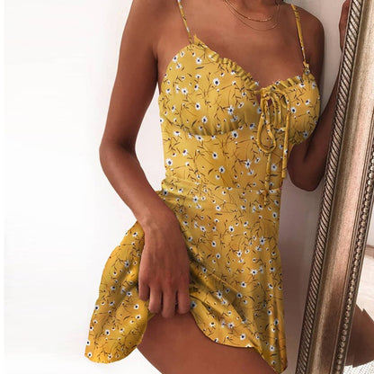 Robe courte à fines bretelles et imprimé fleuri