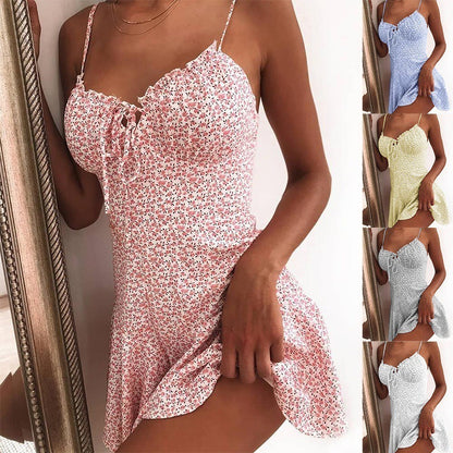 Robe courte à fines bretelles et imprimé fleuri