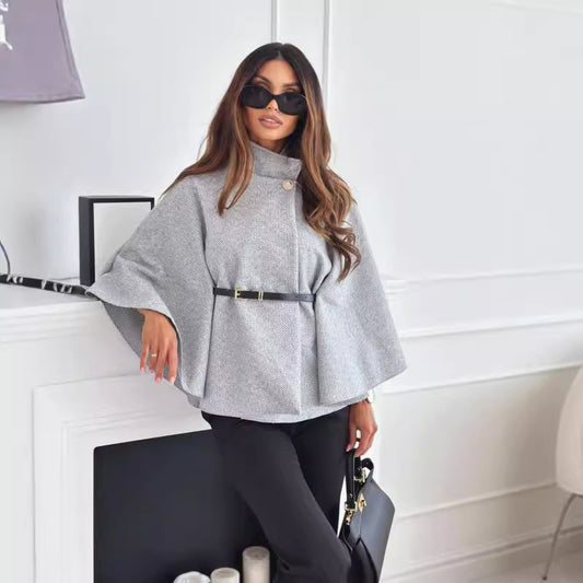 Cape femme tendance à col montant avec ceinture