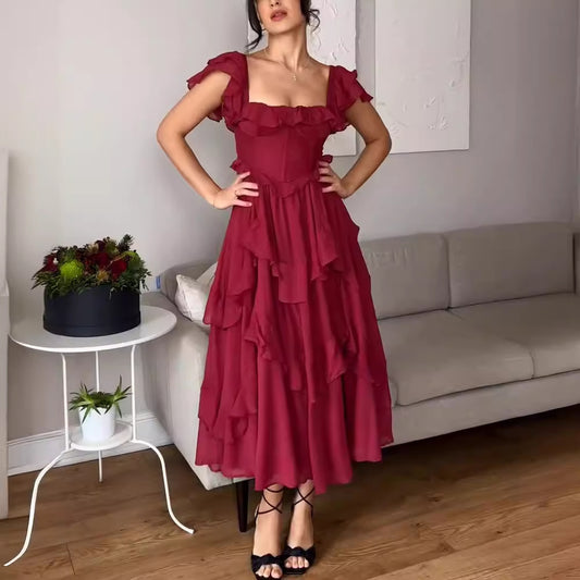 Robe longue élégante à encolure carrée et volants raffinés