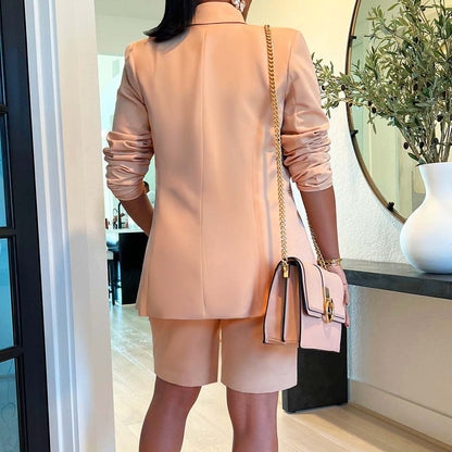 Ensemble femme élégant avec veste et short taille haute