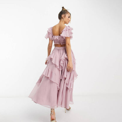 Robe longue élégante à encolure carrée et volants raffinés