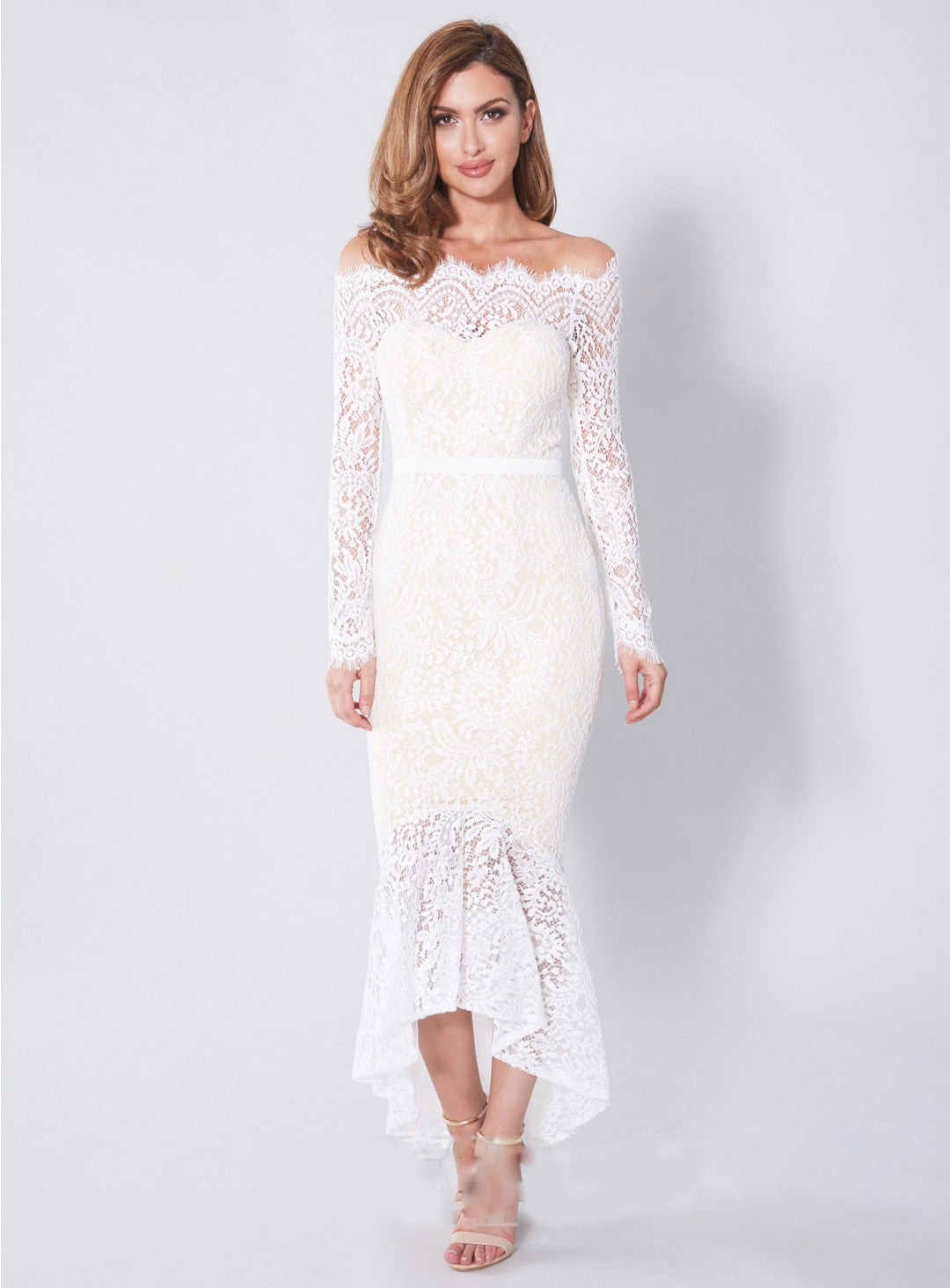 Robe en dentelle blanche élégante