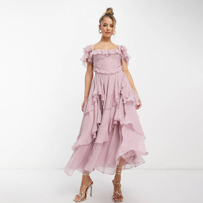 Robe longue élégante à encolure carrée et volants raffinés