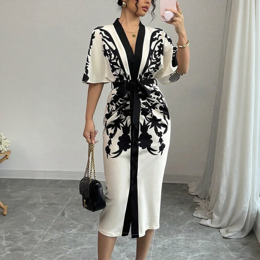 Robe élégante à motifs floraux avec ceinture